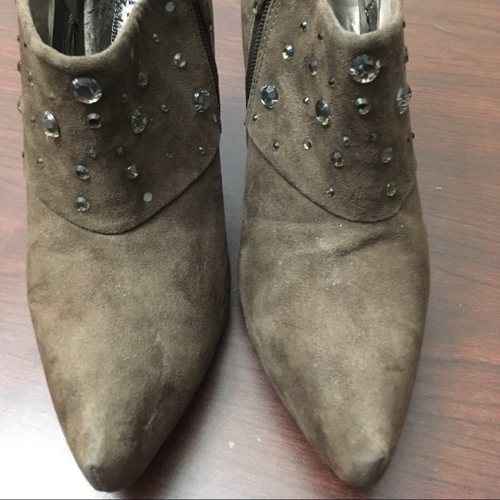 2/$25 Kathy Van Zeeland suede brown heels - Picture 3 of 7